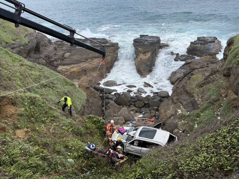 台2線轎車失控墜海卡礁石 駕駛獲救意識清醒