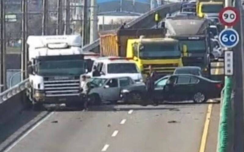 西濱快速道路台中梧棲段3車追撞 車流一度回堵
