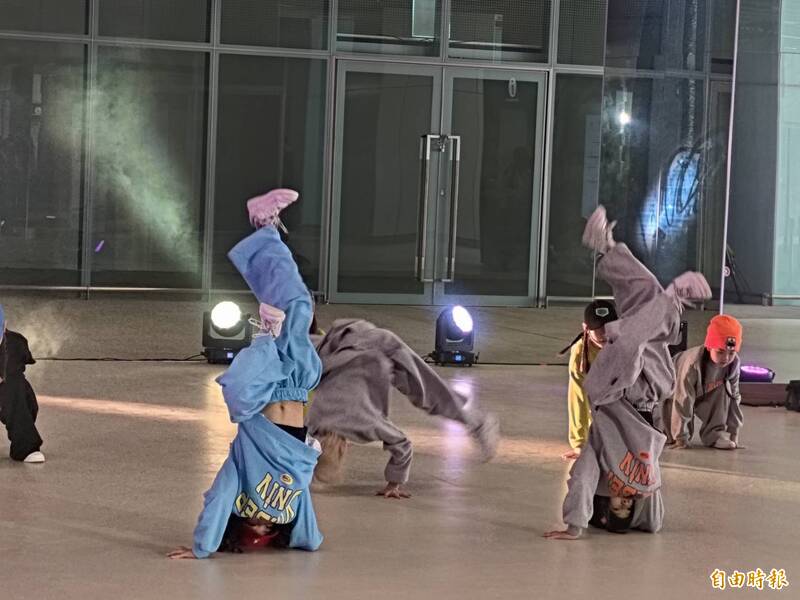 來全台最大火車站練舞 高雄車站鏡面牆今啟用