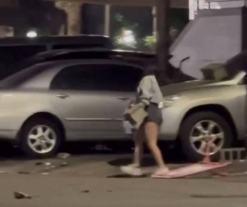 熱褲妹扛空心磚連砸2車 網驚「女版大力水手」?警一查「通緝中」