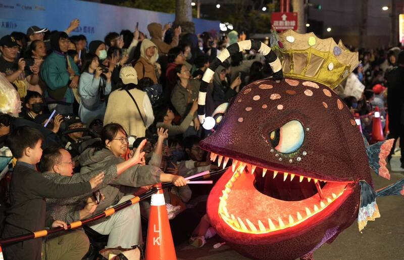 「食人魚」回歸! 嘉義雨馬燈光秀不定時現身