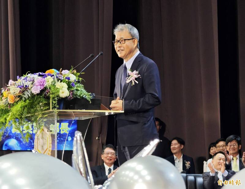 支持青年海外圓夢 鄭英耀:今年加碼至20億