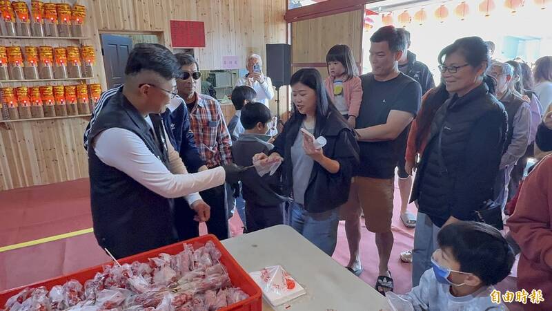 「好想贏韓國」成真!雲林草莓農兌現承諾 發放1千支草莓糖葫蘆