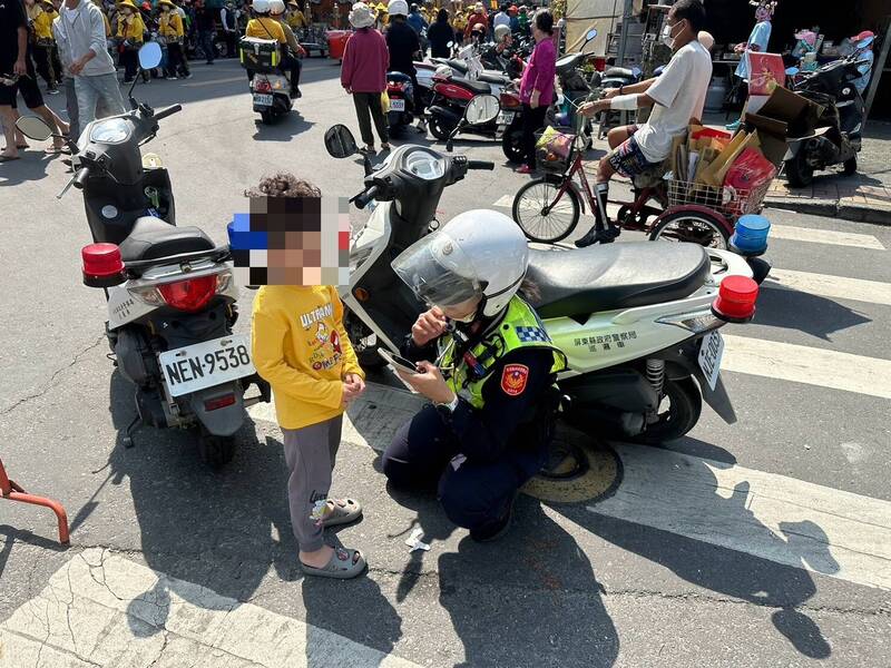 爭睹「粉紅超跑」屏東里港人山人海 6歲童一度走失