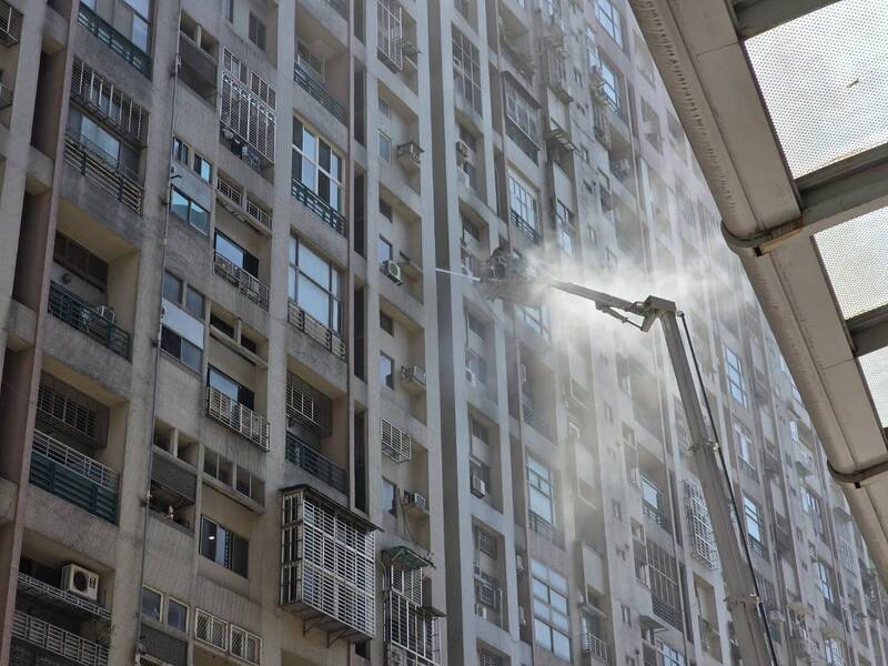 汐止「千戶社區」火警!8樓廚房竄煙 消防員救出5旬屋主