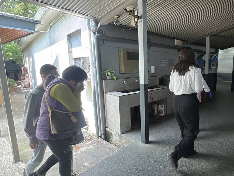 豐原割喉情殺案!養母、兒悲慟認屍 死者嘴部瘀傷疑遭毆擇期解剖