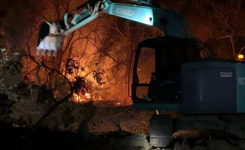 消防局動用開口合約，緊急調來2台民用怪手重機具支援。（讀者提供）