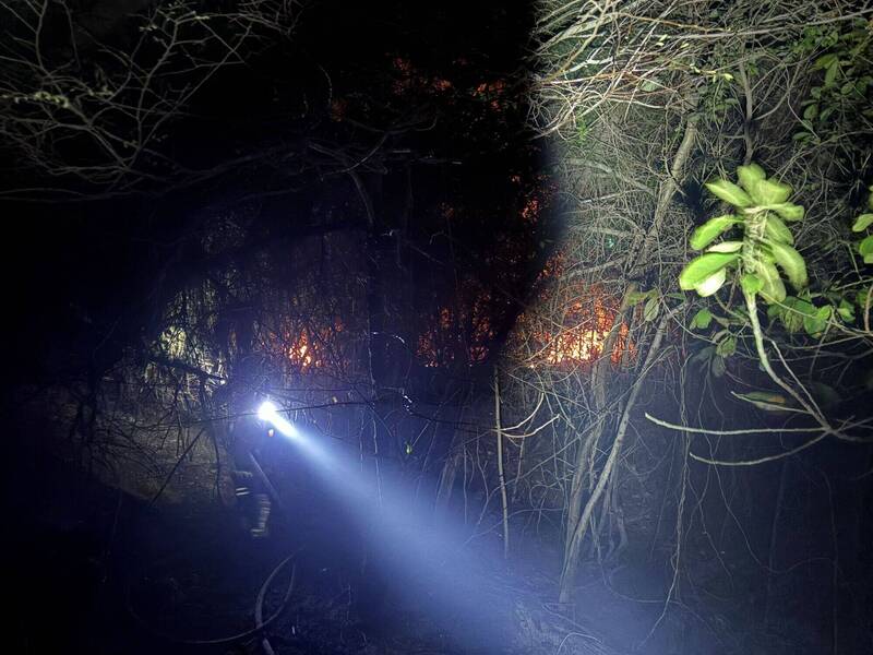金門山后村鎮海宮附近驚傳草地火警，視線不良加上東北季風強勁，讓救火工作相當吃力。（金門消防局提供）