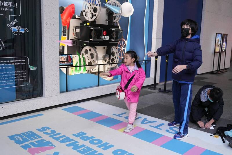 慶祝314國際數學日 科教館233架紙飛機齊飛推算π值