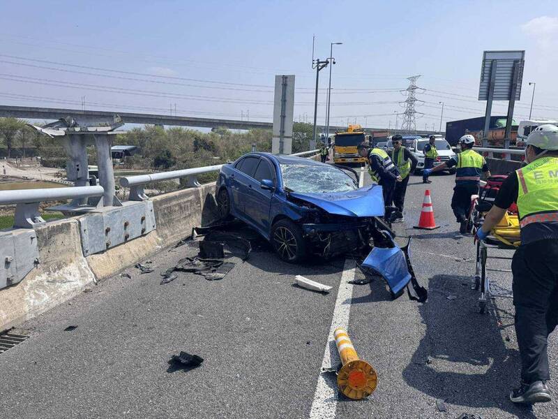 國三快官匝道自撞意外 自小客車近乎解體