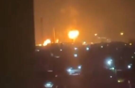 烏克蘭無人機攻擊俄羅斯邊境 煉油廠起火畫面曝