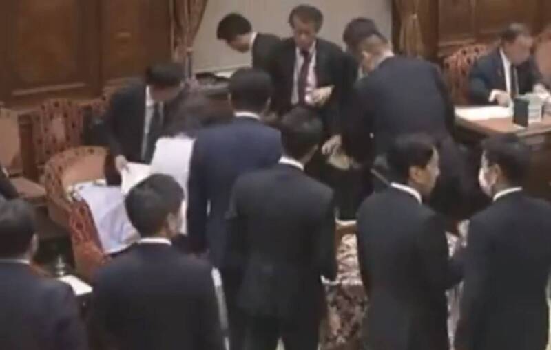 高市早苗9小時會議後無法起身!面色蒼白驚動國會幕僚