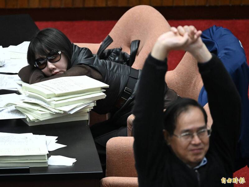 父反對選彰化縣長 網翻出謝衣鳯「睡覺照」酸:往百貨發展