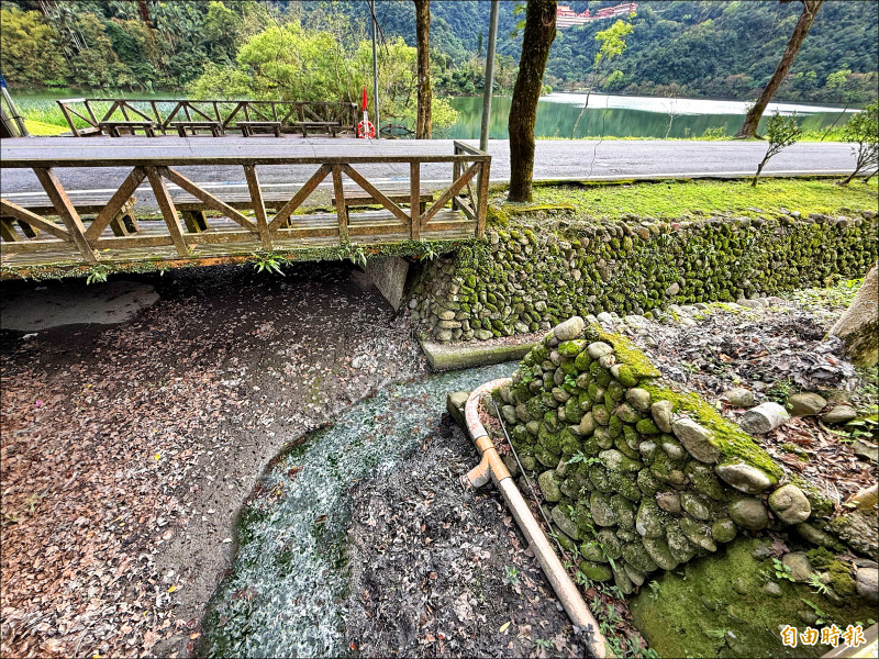 冬山梅花湖周邊溝渠 堵塞飄惡臭