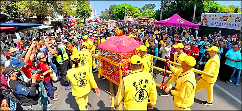 里港玉賢宮開廟門 「粉紅超跑」贊境信眾擠爆