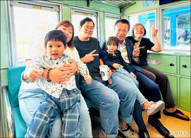 倒數兩天台灣燈會湧15萬人潮 五分車客滿