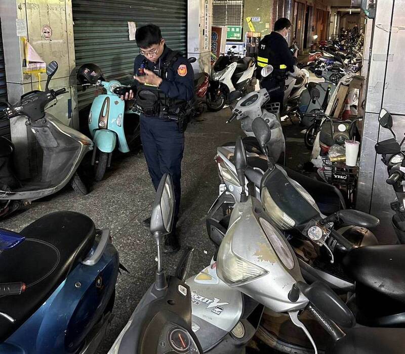 行人地獄!彰市騎樓變停車場行人無路可走 網轟:連狗都鑽不過去