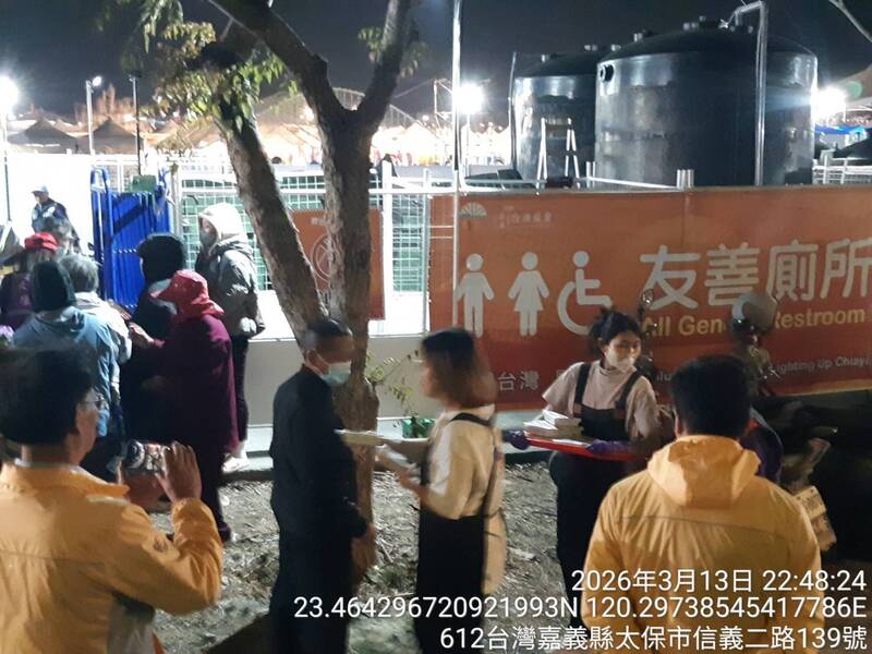 台灣燈會最美風景 深夜攤商免費送熱食給清潔人員