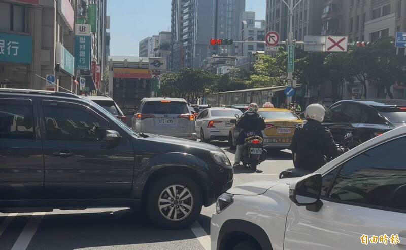 自由車賽台北站信義、金山南路口交管 轉彎車流卡路中央一度回堵
