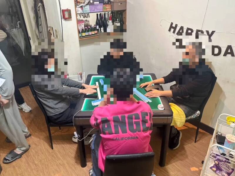 北市大安區民宅藏麻將賭場 警上門逮人還揪出通緝犯