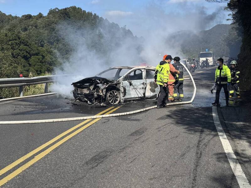 北宜公路坪林段轎車撞山壁起火 駕駛負傷逃生