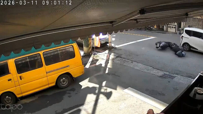 疑禮讓行人嚇到後方騎士自摔釀二次車禍 基隆駕駛還涉肇逃