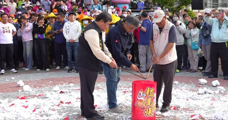 雙媽祖旗山合體遶境 信眾躦轎腳排百公尺 狂喊「媽祖我愛您」