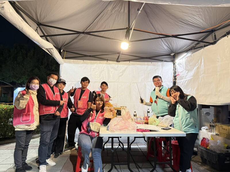 台灣燈會接駁車引導「很洗腦」 工作人員背景曝光