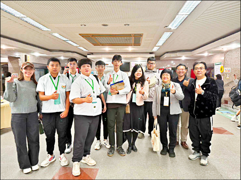 內農學生志工隊幫修電器 蟬聯「青年志霸獎」