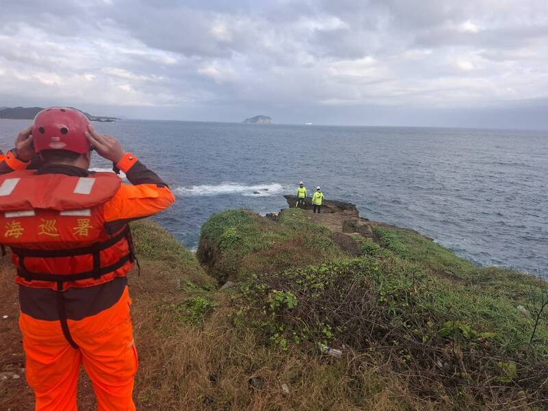 海巡及消防队员派船艇到海面上搜索。（记者吴升儒翻摄）