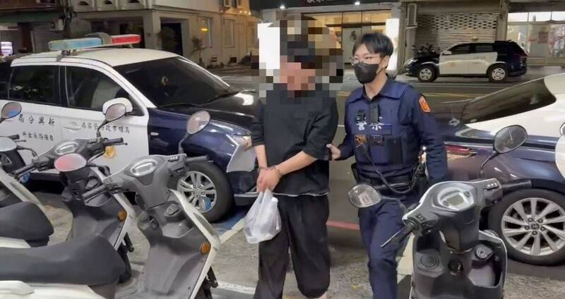 酒醉男鬧事失控便溺被管束,又在派出所妨害公務被送辦。(民眾提供) 酒醉男鬧事失控便溺被管束,又在派出所妨害公務被送辦。(民眾提供)