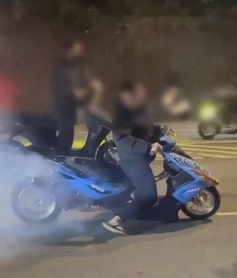 新湖警分局掌握住骑手们故意在马路上烧胎、制造空气污染和噪音。（新湖警分局提供）
