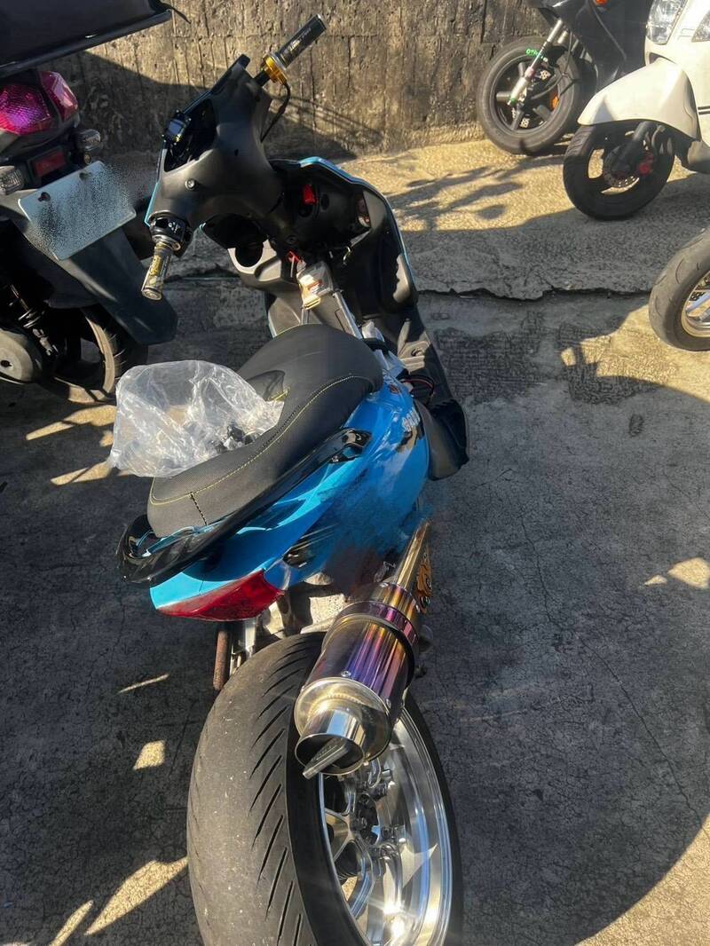 警方查扣10辆改装竞速机车。（新湖警分局提供）