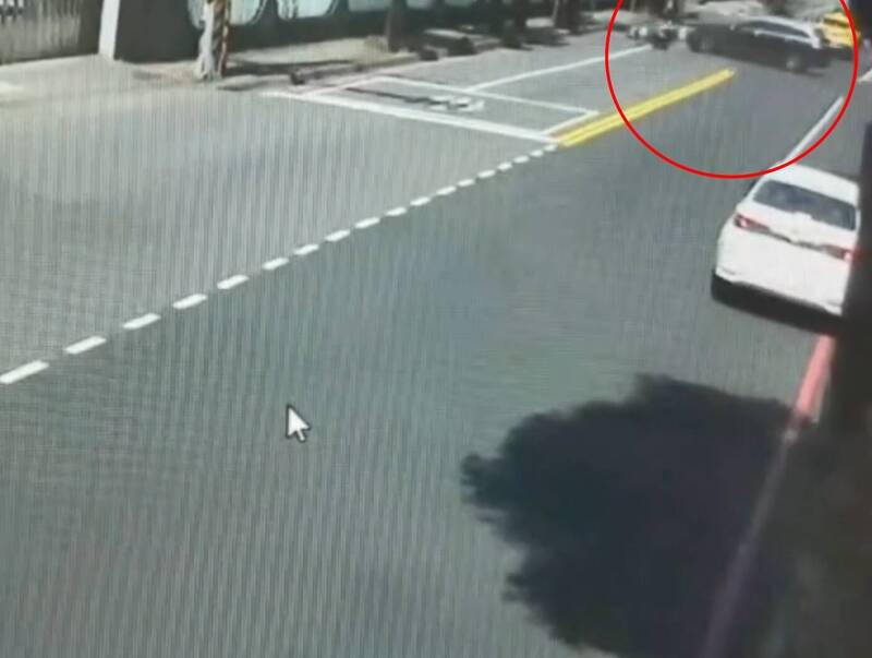 李嫌驾驶宾士车从中和员山路巷内窜出，撞飞行驶员山路的张姓骑士。（记者陆运锋翻摄）