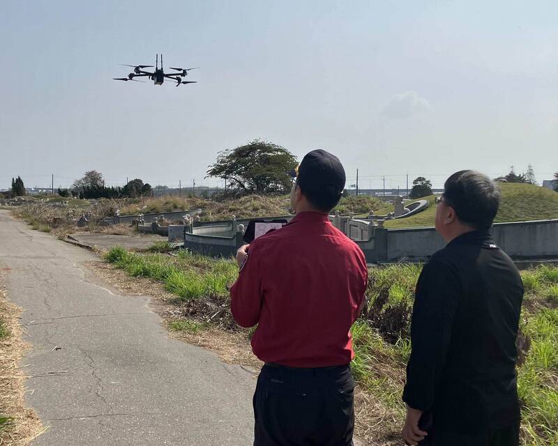 彰化县消防局将出动无人机高空监控，一旦发现有燃烧杂草，将立即前往取缔。 （消防局提供）