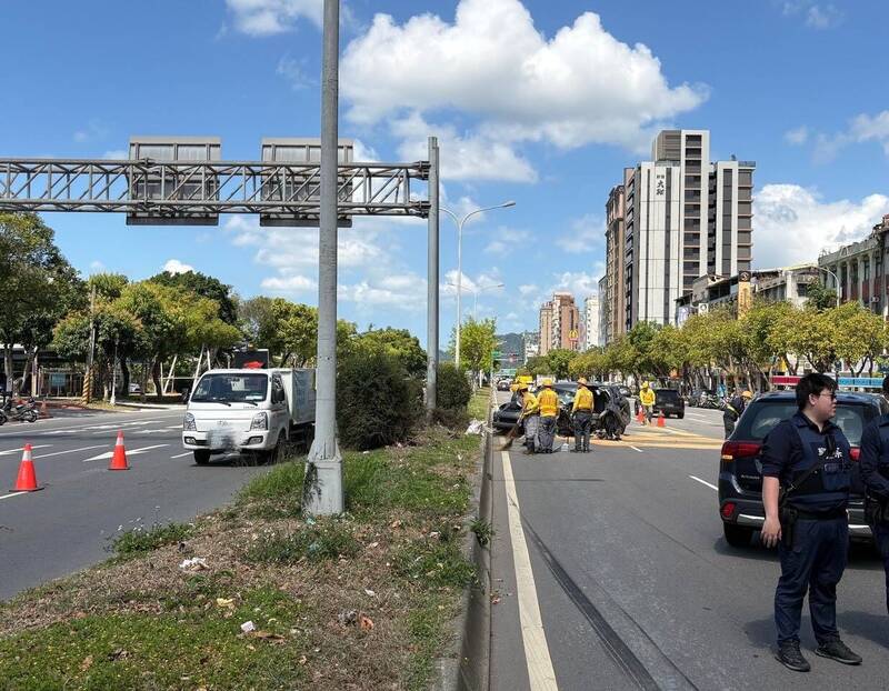 疑變換車道不慎釀禍 2車擦撞後波及對向車道轎車