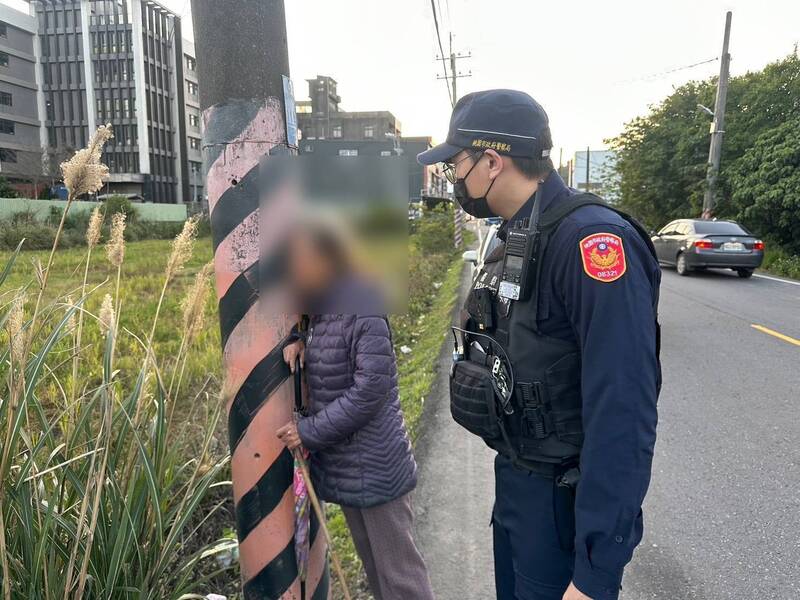 桃園迷途阿嬤被車流嚇到「抱電桿」 平鎮警暖送她回家