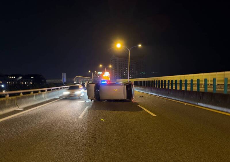 駕車行經台74線疑為閃避左車翻車 幸僅輕傷