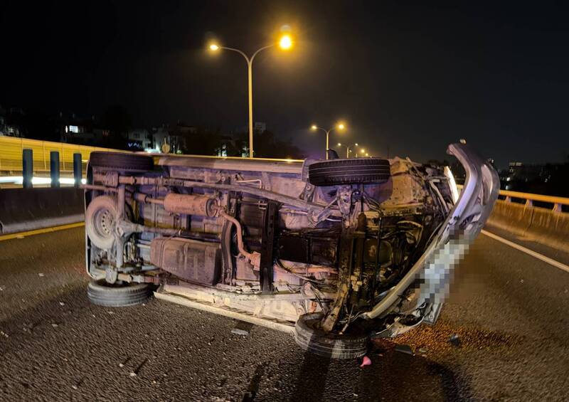 黄男驾车行经台74线，疑为闪避同向左侧车辆变换车道致失控自撞中央分隔岛翻车。（民众提供）