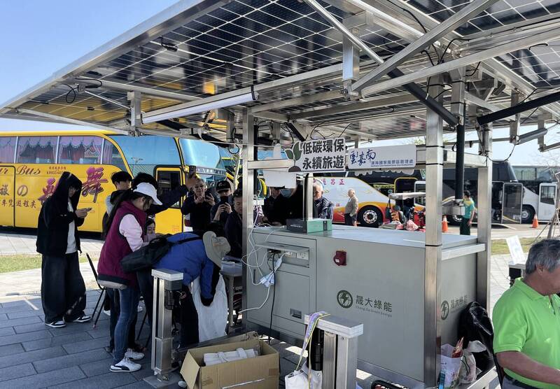 戶外造勢不怕斷電 移動式光儲系統免費提供手機充電