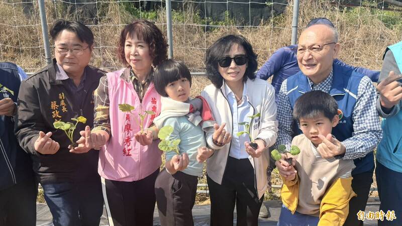 造橋南瓜節暖身 龍昇國小學童龍昇湖畔種南瓜迎5月豐收