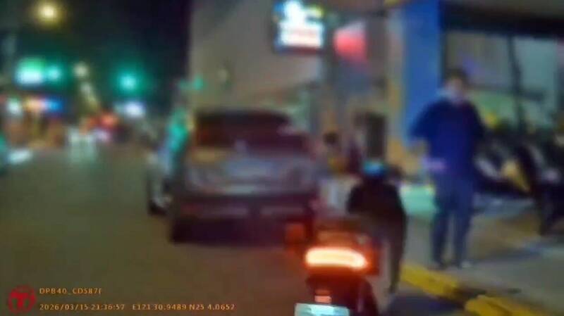 妹妹不滿被開單找助陣 哥哥衝下樓員警亮電擊棒警戒