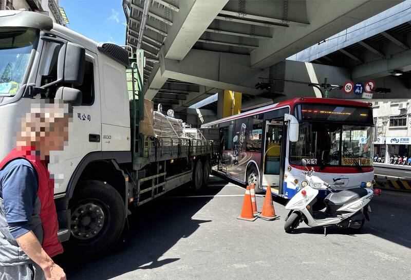 疑外輪差肇禍 大貨車右轉車斗撞擊公車、嚇壞乘客