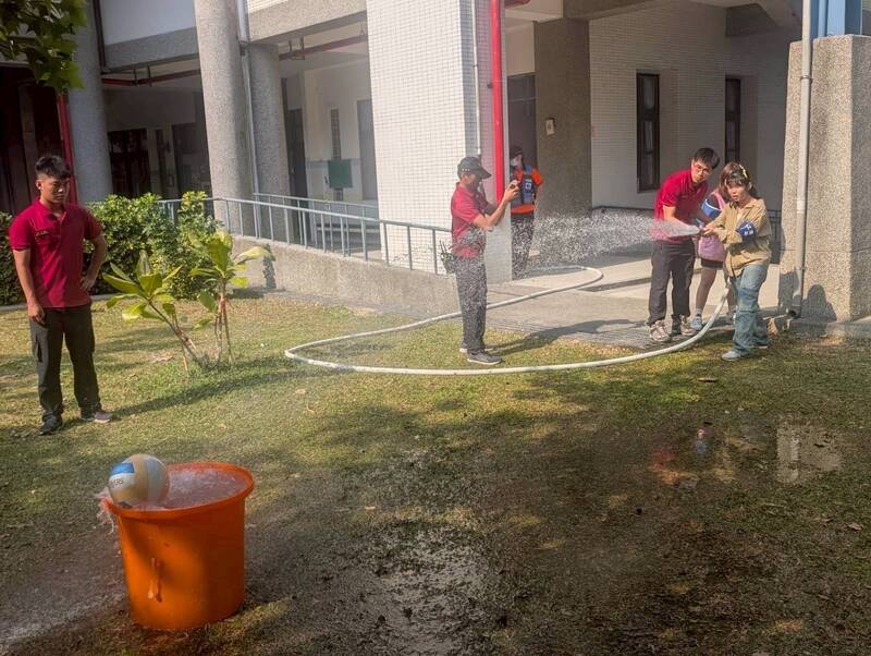 清明掃墓雜草火警多了 南科消防至南科實中宣導防震防火