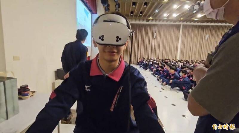 VR交通安全體驗 高中生「身歷其境」很有感
