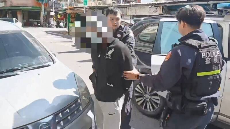 毒駕自撞分隔島又撞計程車 搜出喪屍煙彈還在茫