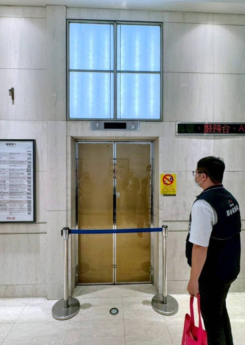 20人受困地下2樓5分鐘!台中新光三越關人電梯 都發局勒令停止使用
