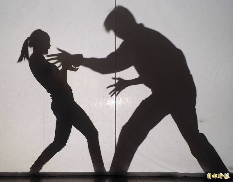 宜蘭色男對2女子伸狼爪判刑3年10月 有再犯之虞延押2月