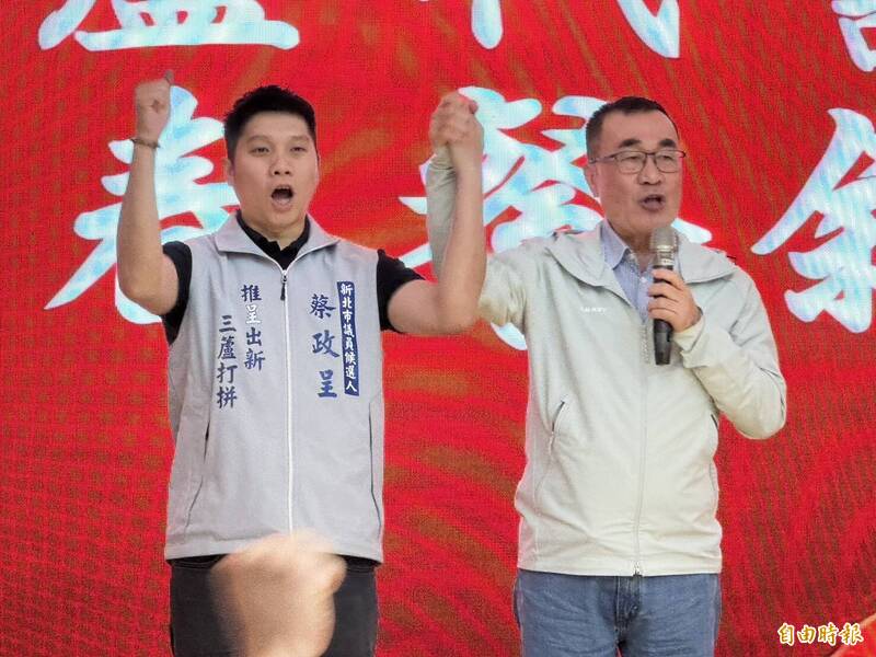 新北戰警春酒現身 李四川:警察拿槍 我拿槌子敲工程