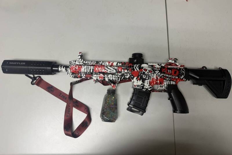 兒女玩耍亂竄遭騎士爆粗口 父持玩具水槍理論挨罰